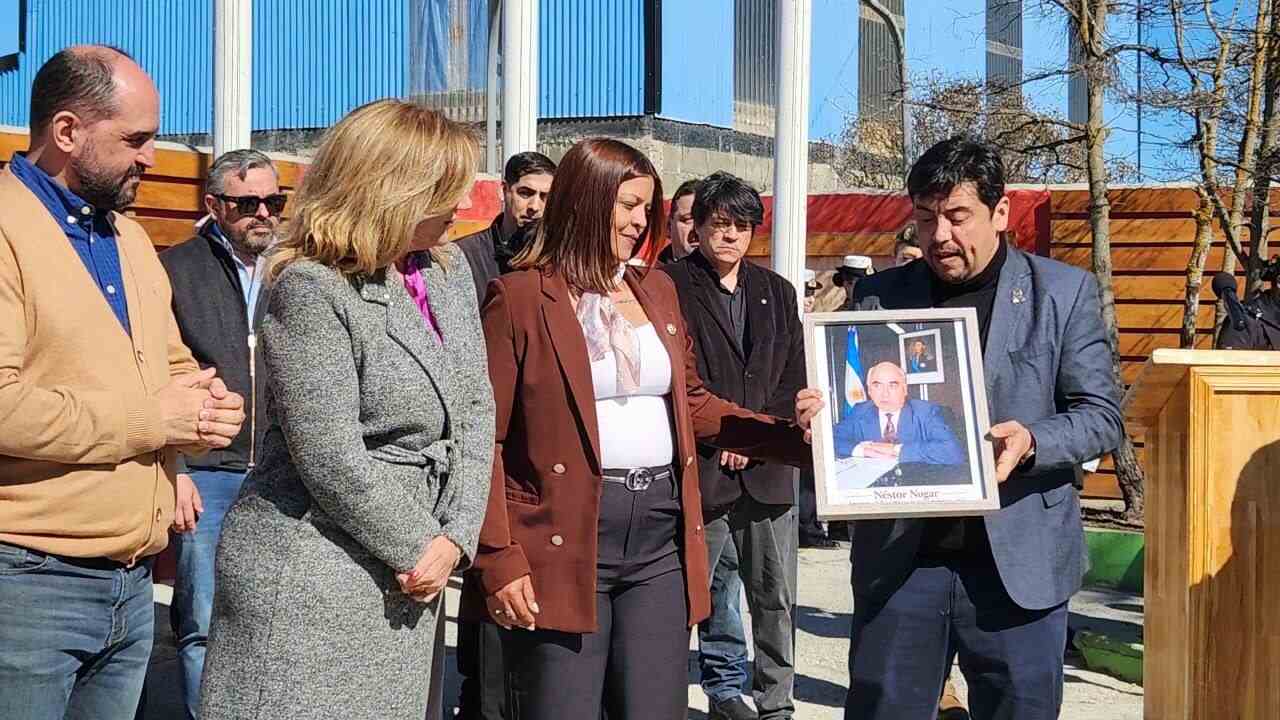 Gisela Dos Santos entregó un retrato de Néstor Nogar e impulsa la creación de un Espacio de Memoria Institucional en Tolhuin