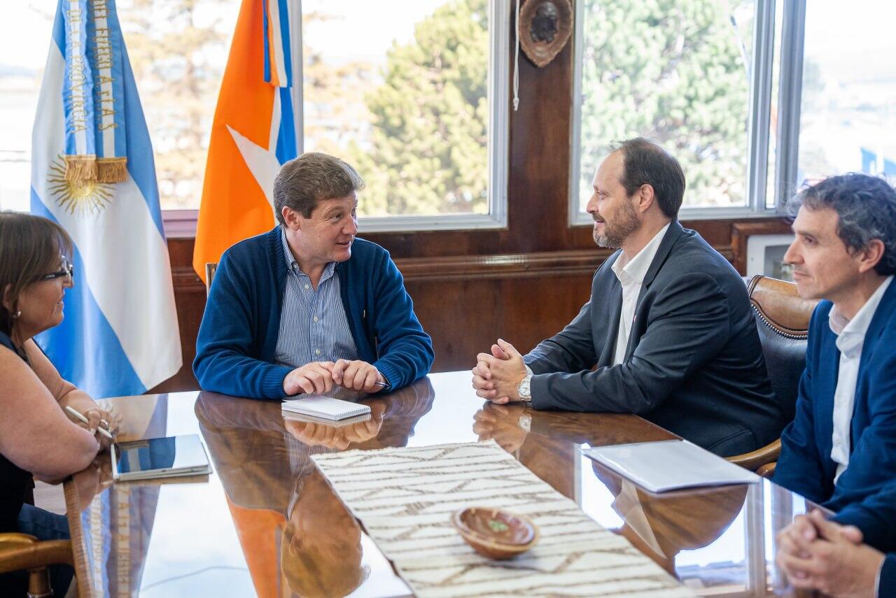 El Gobernador Melella se reunió con autoridades de Total Energies por inversiones en la Provincia