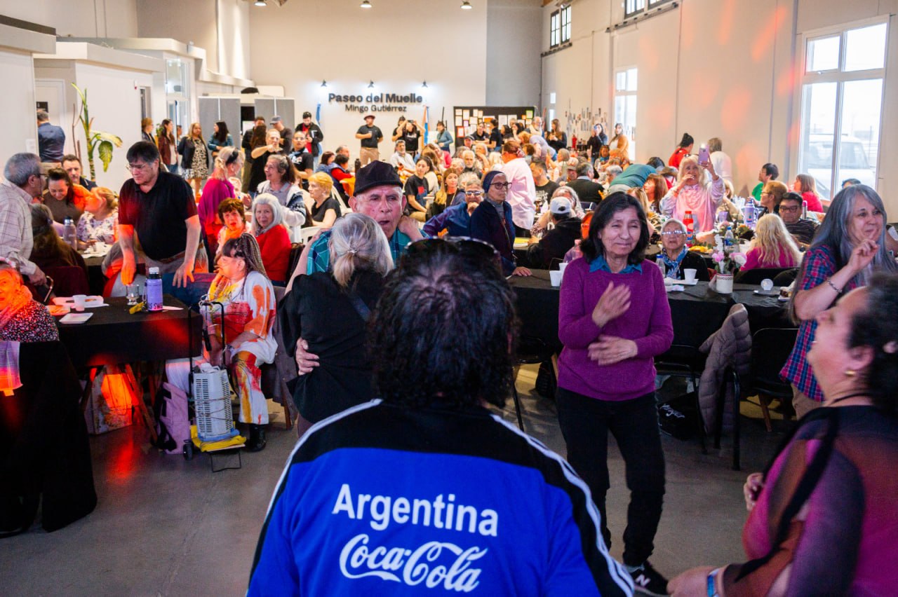 Más de 150 Personas Mayores participaron de una jornada de encuentro y celebración en el Paseo del Muelle