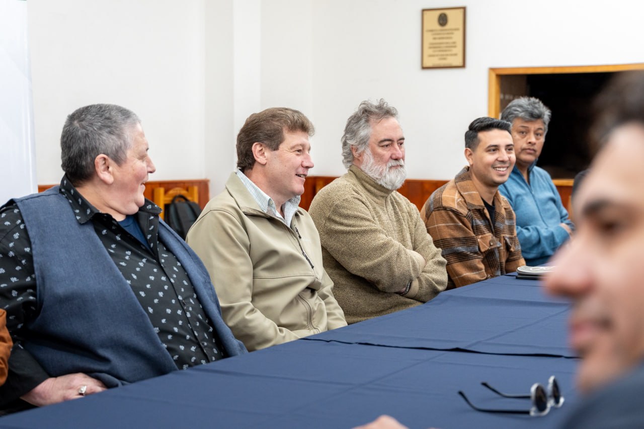 El Gobernador Melella se reunió con taxistas y remiseros de Río Grande para analizar herramientas de acompañamiento